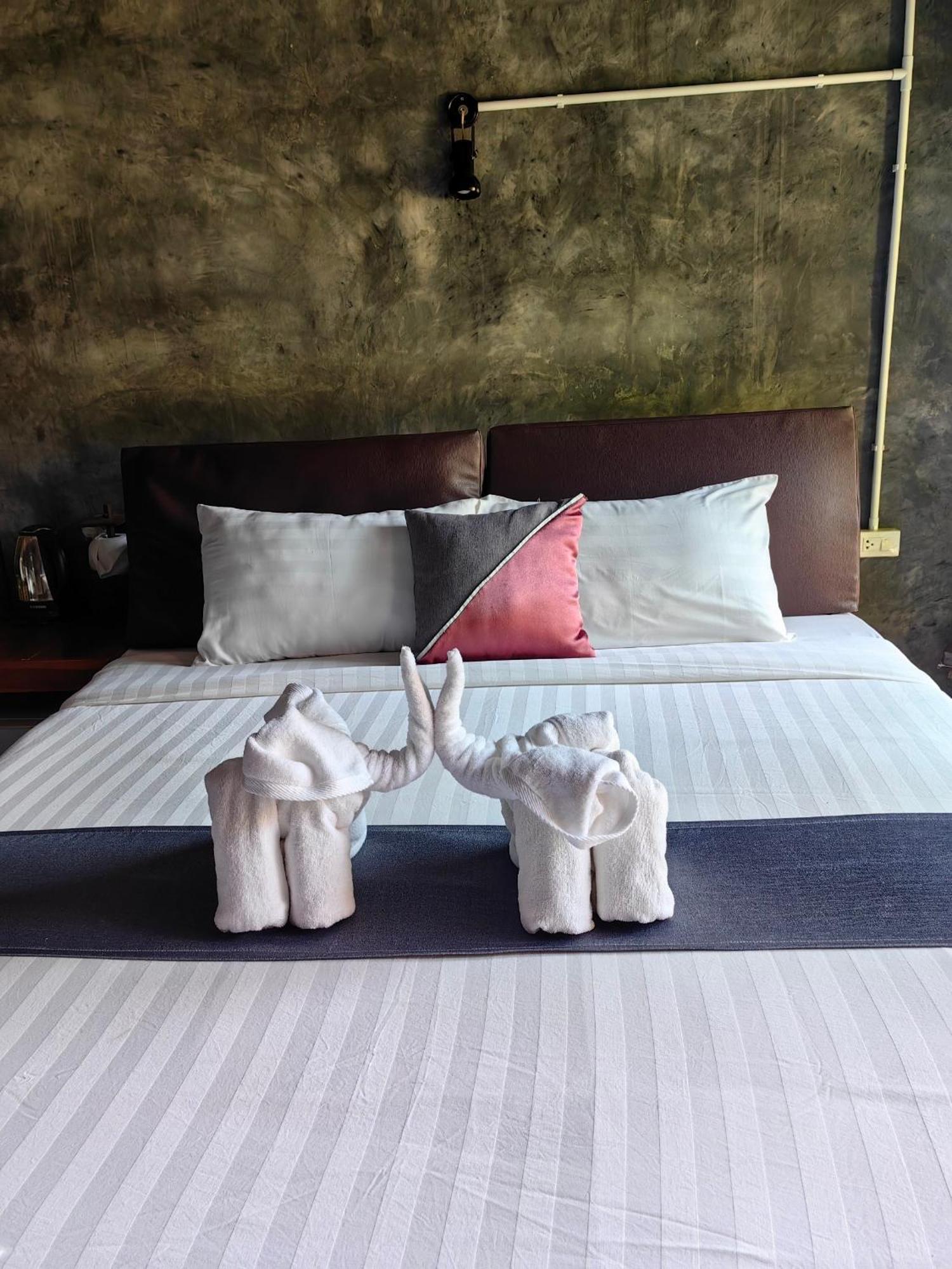Keeree Loft Resort Thong Pha Phum Luaran gambar